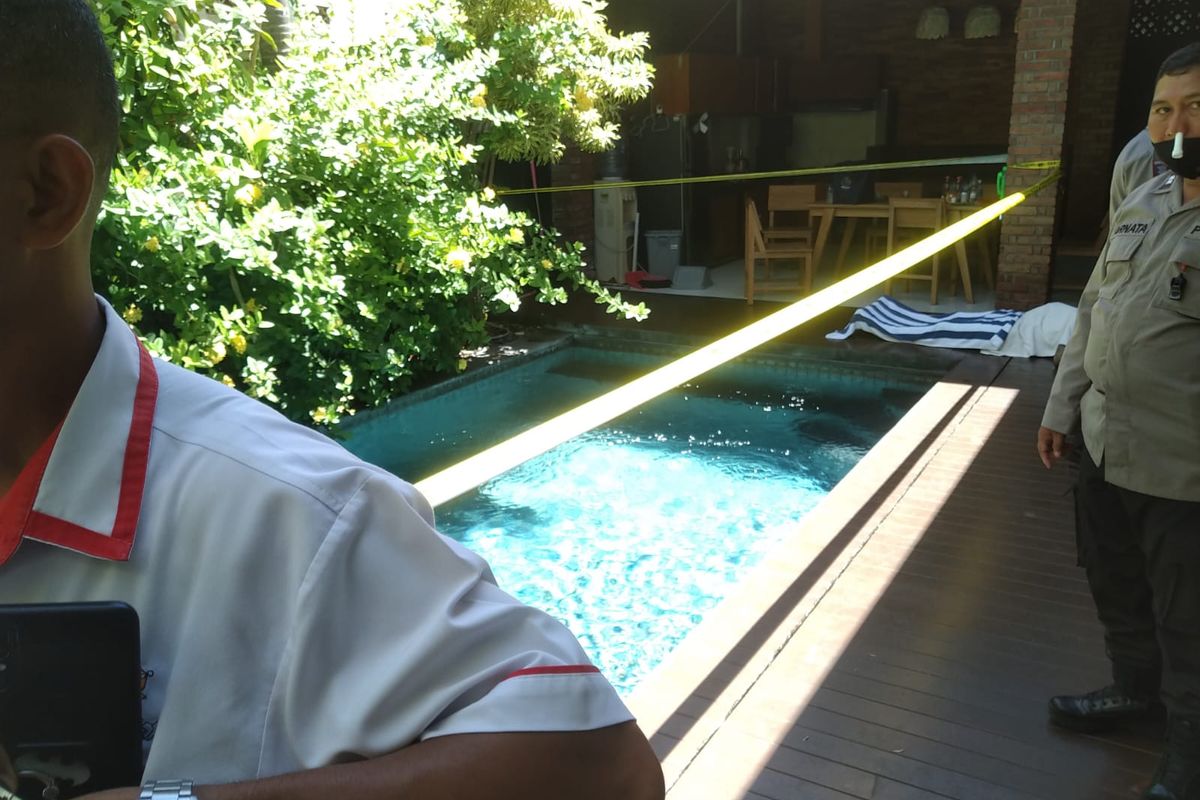 Petugas kepolisian memasang garis polisi di TKP terkait penemuan jenazah WNA asal Rusia, berinisial KSM (35), ditemukan tewas di kolam renang sebuah vila di Kelurahan Seminyak, Kecamatan Kuta, Kabupaten Badung, Bali, pada Senin (9/1/2023). /Dok. Humas Polresta Denpasar