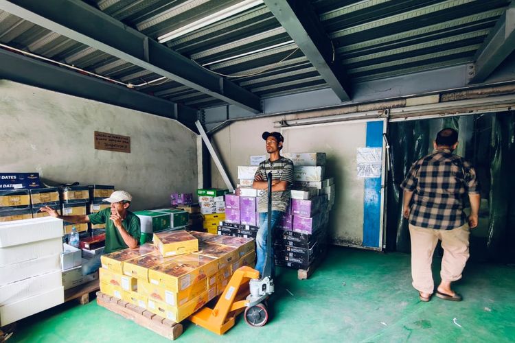 Beberapa pekerja perusahaan penjualan kurma, PT Usaha Utama Bersaudara sedang bersantai di jam istirahat di gudang yang terletak di kawasan Ampel Surabaya, Jawa Timur.