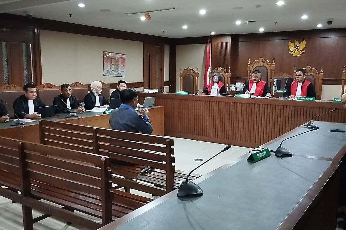 Mantan Ketua Pengadilan Negeri (PN) Surabaya, Rudi Suparmono saat didakwa menerima suap atau gratifikasi di Pengadilan Tipikor Jakarta Pusat, Senin (19/5/2025).