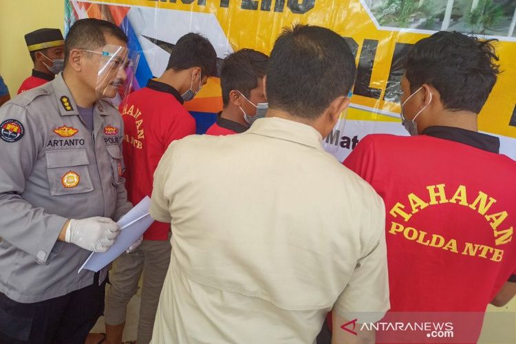 Dirreskrimum Polda NTB Kombes Pol Hari Brata (kedua kanan) didampingi Kabid Humas Polda NTB Kombes Pol Artanto (kiri) menunjukkan lima pemuda terduga pengeroyok WNA Amerika Serikat dalam konferensi pers di Mapolda NTB, Kamis (4/2/2021). 