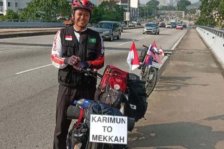 Winaryo Sutarmo, warga Kabupaten Karimun, Provinsi Kepulauan Riau (Kepri) yang bersepeda ke tanah suci Mekah.