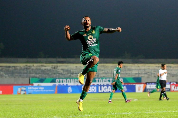 Pemain asing Persebaya Surabaya Paulo Victor selebrasi seusai menjebol gawang Persikabo 1973 pada pertandingan tunda pekan ke-18 Liga 1 2022-2023 yang berakhir dengan skor 3-2 di Stadion Gelora Joko Samudro Gresik, Sabtu (25/3/2023) malam.