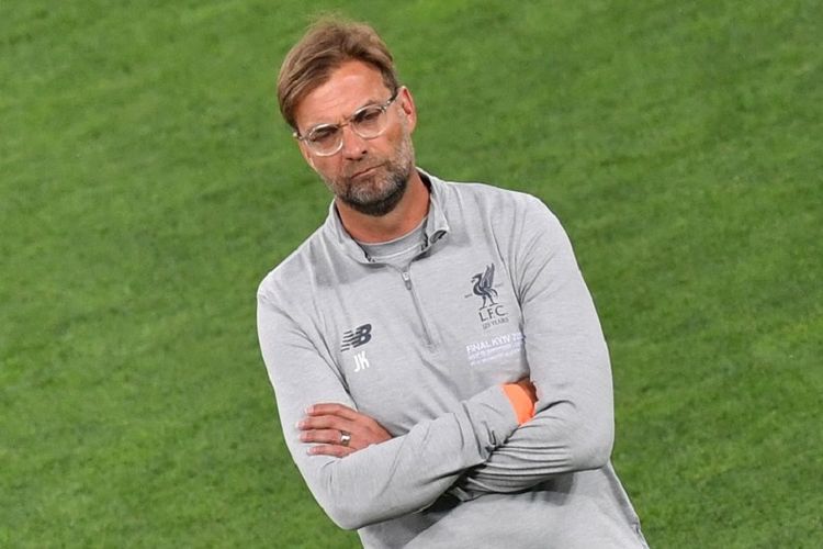 Juergen Klopp memerhatikan para pemainnya yang tengah melakukan pemanasan jelang final Liga Champions, Real Madrid vs Liverpool, di Kiev, 26 Mei 2018. 