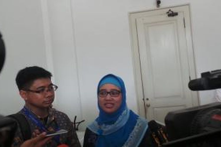 Guru SMAN 13 Retno Listyarti dan Tim kuasa hukum Retno dari LBH Jakarta, Matthew saat menyampaikan surat keberatan kepada Gubernur DKI Jakarta Basuki Tjahaja Purnama, di Balai Kota, Senin (18/5/2015). 