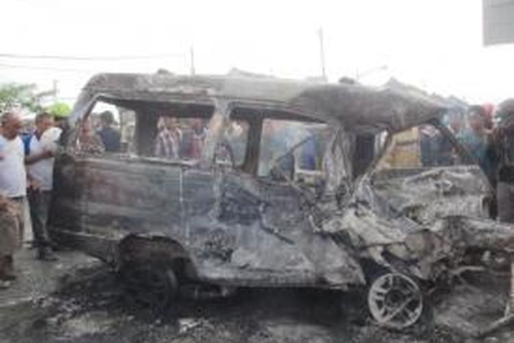 Kecelakaan maut hingga menyebabkan sebuah minibus terbakar,di Jalan Magelang - Yogyakarta, Kecamatan Muntilan, Kabupaten Magelang, Kamis (10/7/2014). Empat orang tewas akibat kecelakaan itu.