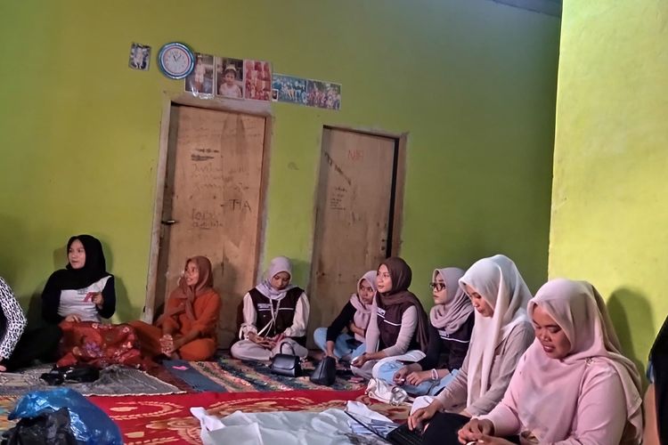 Api Biru dari Desa Lantan, Saat Perempuan Menyalakan Kemandirian Energi NTB