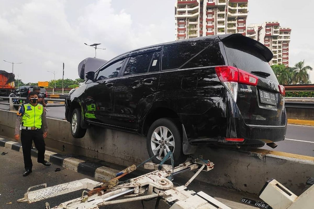 Kecelakaan terjadi di Jalan Gatot Soebroto tepatnya di depan Balai Kartini, Setiabudi, Jakarta Selatan pada Minggu (3/1/2021) pukul 14.30 WIB.