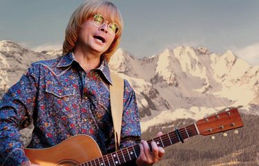 John Denver, penyanyi country dan folk asal Amerika Serikat yang populer di era 1970-an.