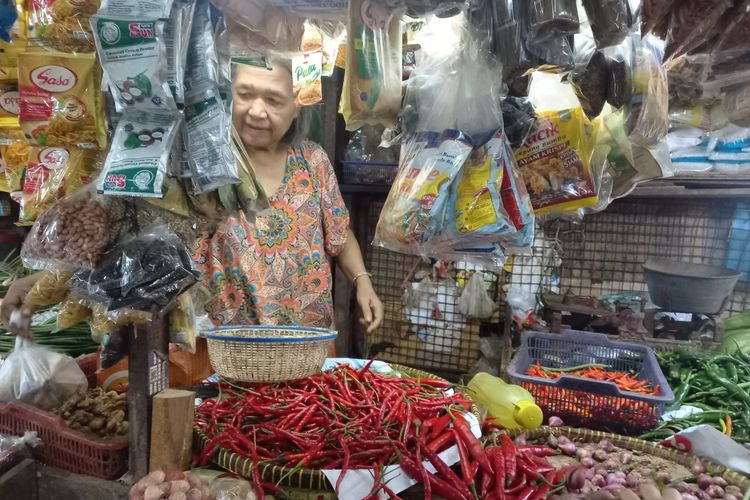 Pedagang sembako di Pasar Tebet Barat, Jakarta Selatan, Rabu (21/2/2024).
