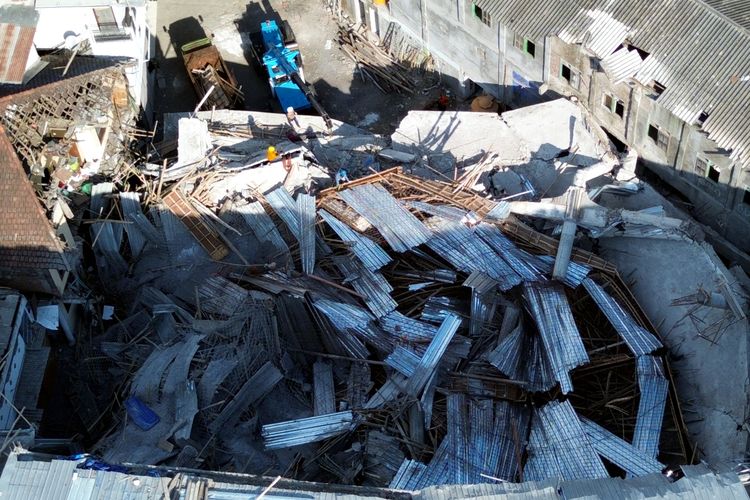 Pekerja menggunakan alat berat saat membongkar puing bangunan mushalla yang ambruk di Pondok Pesantren (Ponpes) Al Khoziny di Kecamatan Buduran, Sidoarjo, Jawa Timur, Kamis (2/10/2025). Pembongkaran bangunan tersebut untuk memudahkan akses tim evakuasi ke korban yang diduga masih banyak yang belum terselamatkan. ANTARA FOTO/Umarul Faruq/nym.