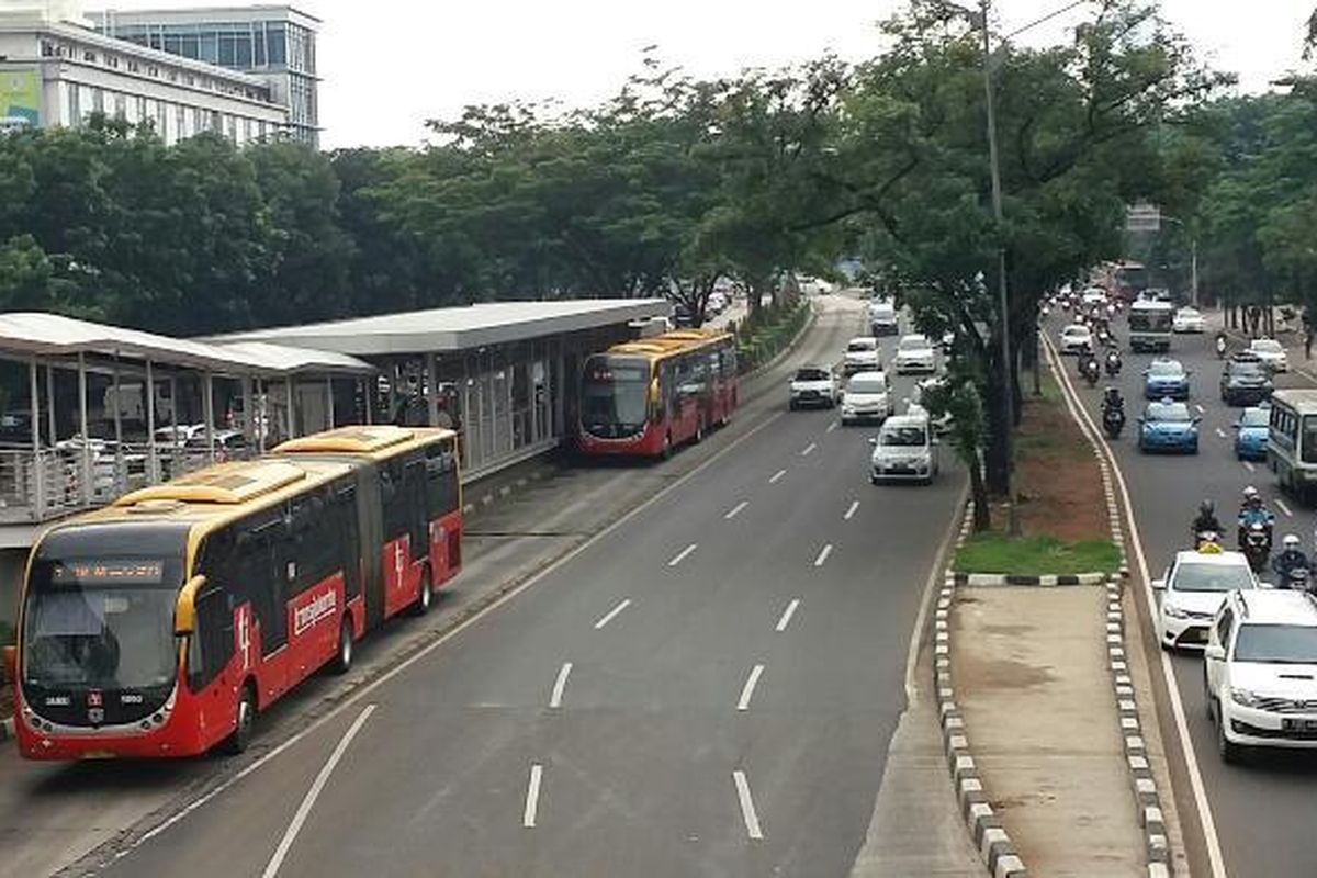 Suasana lalu lintas di Bundaran Senayan, Jakarta Selatan pada Selasa (5/1/2016)