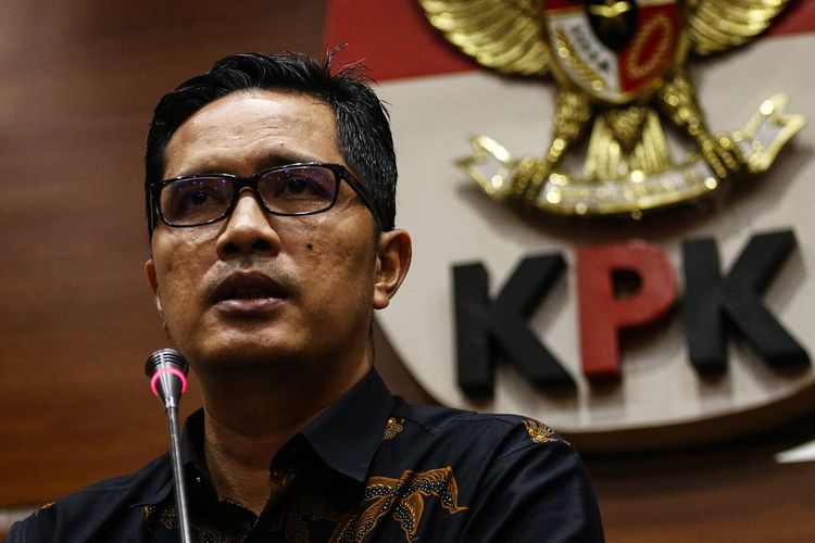 Juru Bicara KPK Febri Diansyah memberikan keterangan pers terkait penetapan tersangka kasus dugaan korupsi, di Gedung KPK, Jakarta, Selasa (25/6/2019). KPK kembali menetapkan Bupati Bogor periode 2009-2014, Rachmat Yasin sebagai tersangka dari pengembangan perkara dugaan korupsi pemotongan uang sebesar Rp8.931.326.223 serta penerimaan gratifikasi berupa tanah seluas 20 hektare di Jonggol dan mobil Toyota Velfire senilai Rp825.000.000. ANTARA FOTO/Rivan Awal Lingga/ama.