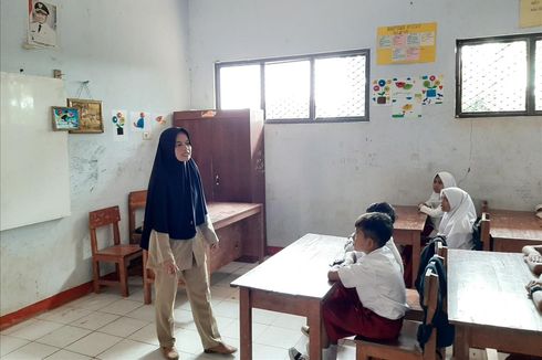 6 Fakta Guru Tinggal di WC Sekolah, Rumah Roboh hingga Gaji Cair 3 Bulan Sekali