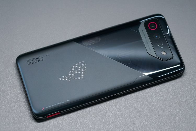 Sisi punggung ROG Phone 7 menganut konsep two-tone dengan dua finishing berbeda. 