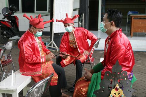 Tenaga Medis di Kediri Gunakan Kostum Virus Saat Divaksin Covid-19, Ini Alasannya