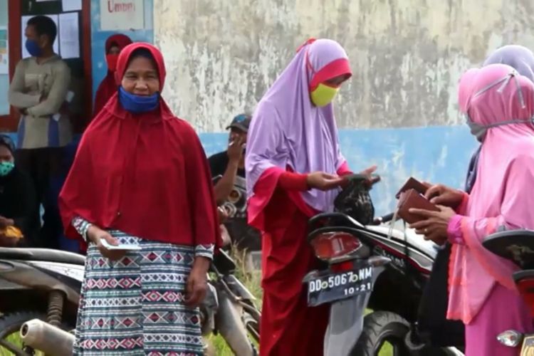 Sulitnya Penyaluran Bantuan Sosial di Mateng, Warga Tunggu Bantuan BLT Berjam-Jam di Desa