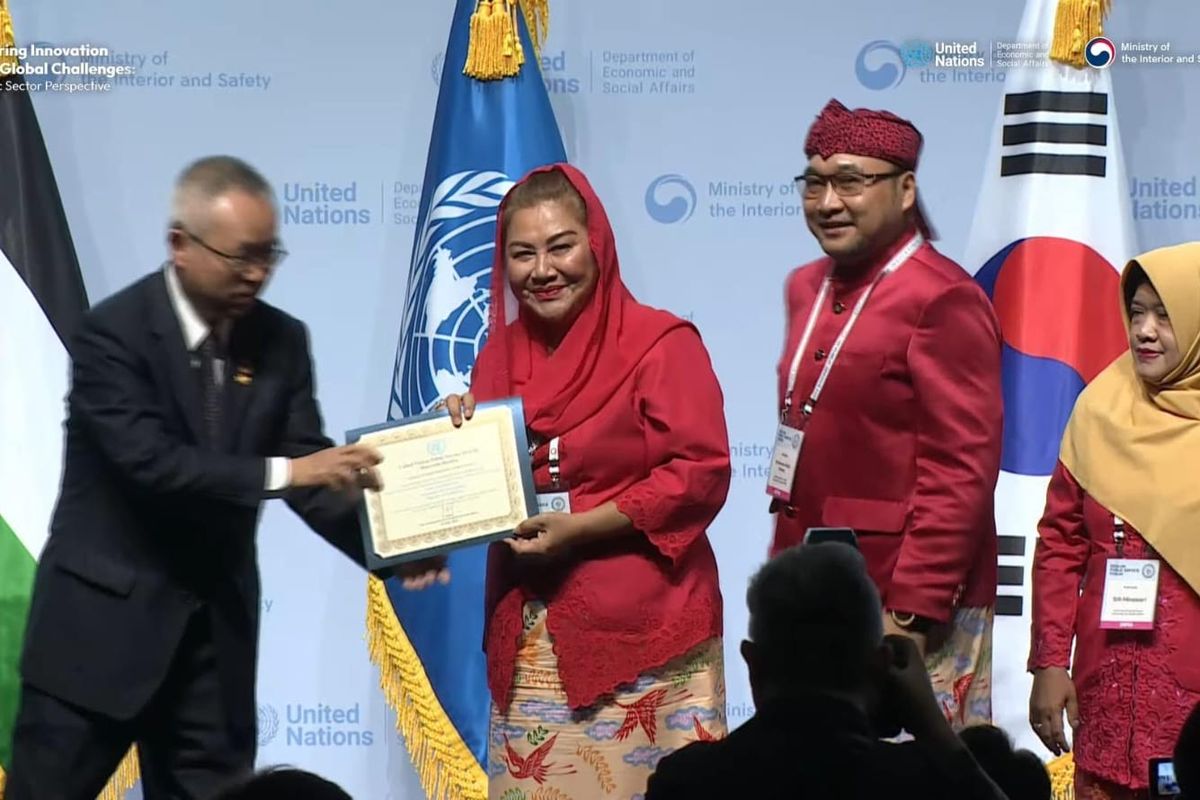 Wali Kota (Walkot) Semarang Hevearita Gunaryanti Rahayu saat menerima penghargaan UN Public Service Awards 2024 di Songdo Convention Center, Incheon, Korea Selatan, Rabu (26/6/2024).
