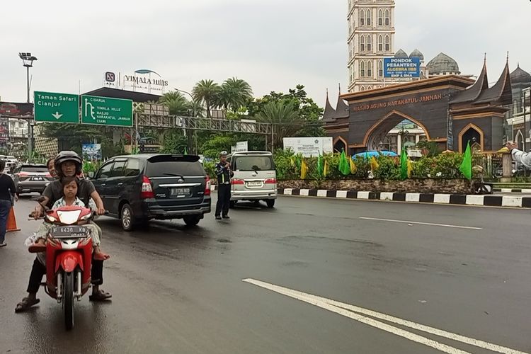 Petugas gabungan Lantas Polres Bogor dan Dishub memutar balik sejumlah kendaraan pelanggar aturan ganjil genap (gage) yang melintasi jalur wisata Puncak Bogor, Jawa Barat, Sabtu (30/12/2023) petang.