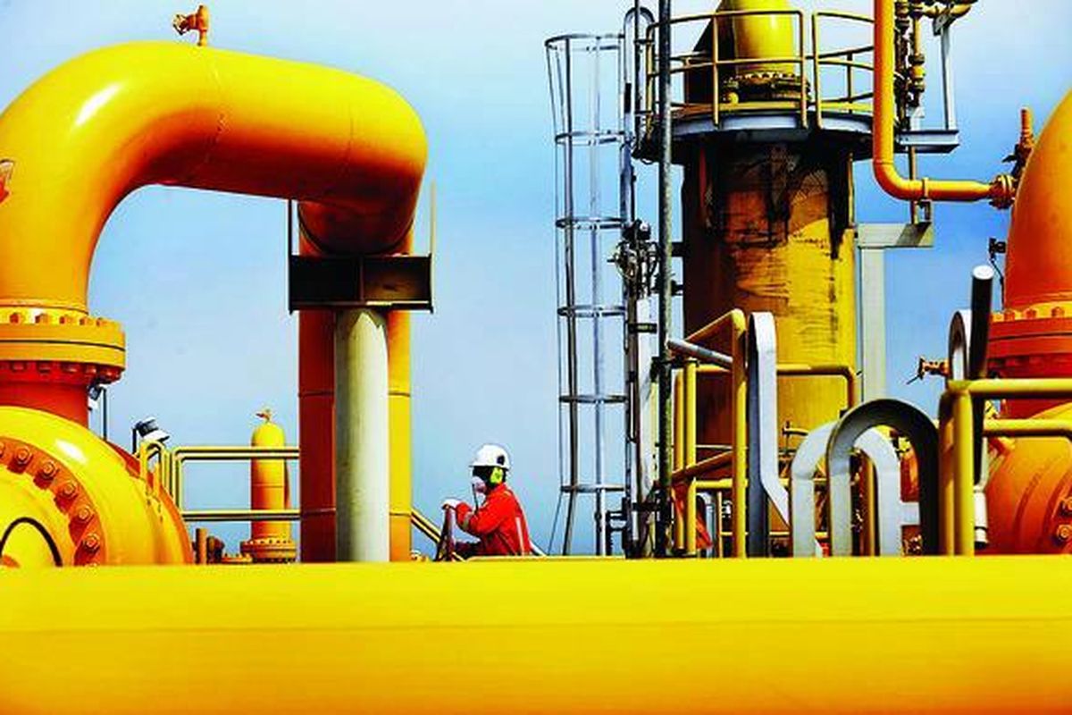 Petugas mengganti filter separator di Stasiun Penerima dan Penyalur Gas Perusahaan Gas Negara Bojonegara, Kabupaten Serang, Banten, Kamis (27/10). Stasiun ini menyalurkan gas dari Grissik, Palembang, ke sejumlah industri di Serang, Cilegon, Merak, dan di sekitar Banten.