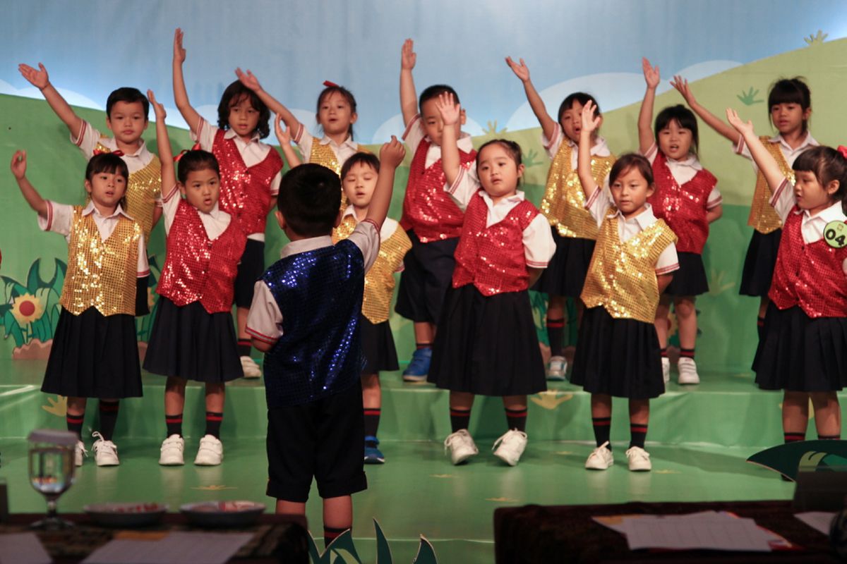 Murid TK berpartisipasi dalam lomba paduan anak tingkat TK dan SD, Dendang Kencana 2017, di Bentara Budaya Jakarta, Palmerah, Kamis (26/10/2017). Kegiatan yang berlangsung di empat kota yakni Jakarta, Yogyakarta, Denpasar dan Surabaya ini, bertujuan untuk memberikan panggung bagi paduan suara anak.