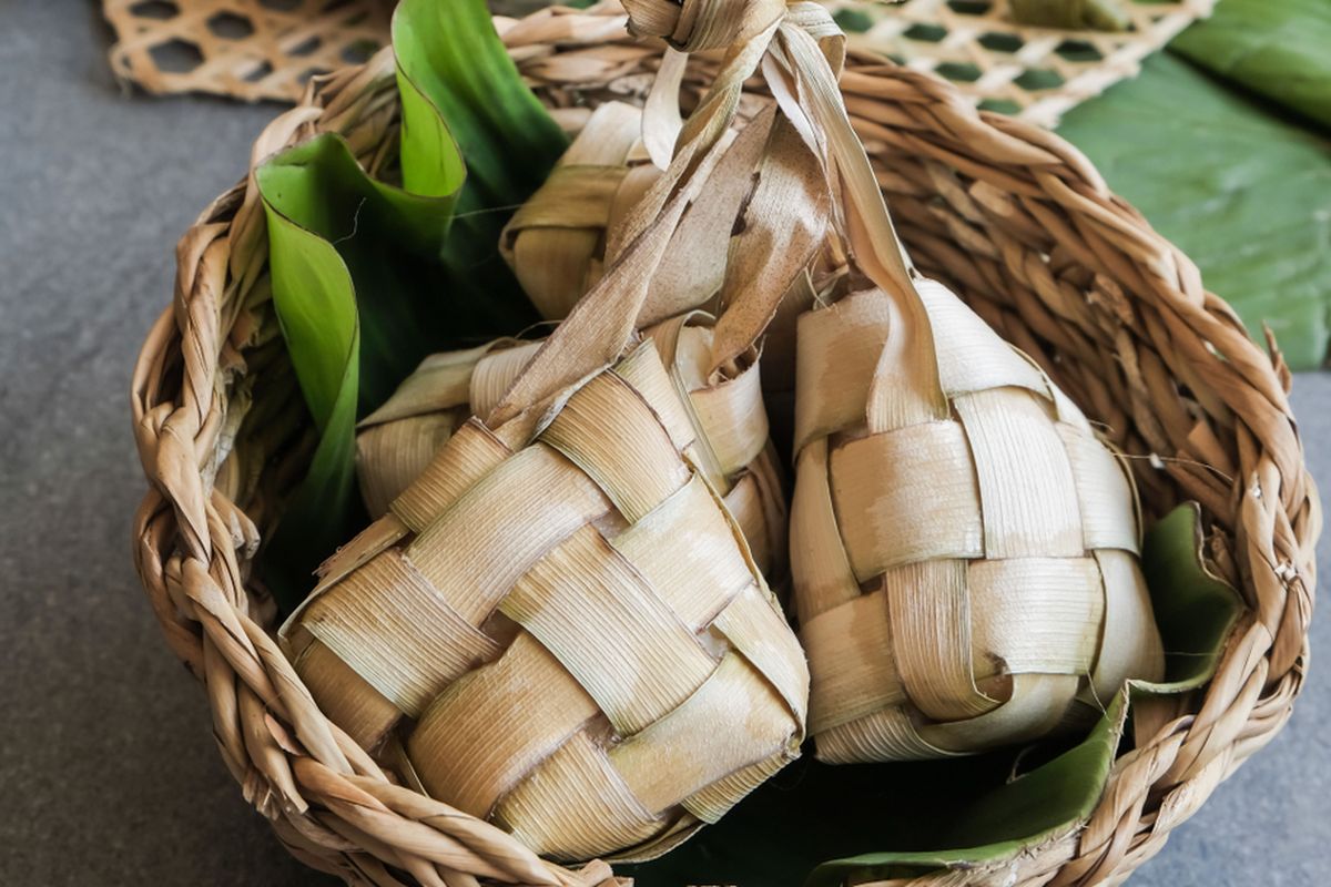 Ilustrasi ketupat di dalam besek. Ketupat merupakan sajian khas Lebaran di Indonesia. 