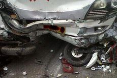 Bus Rombongan Istri Lurah Tabrak Truk di Tol Cipularang, 11 Penumpang Luka-luka