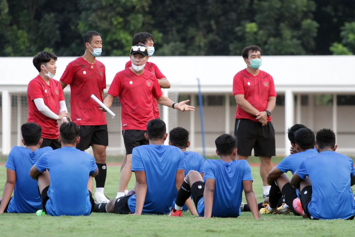 Pelatih timnas Indonesia, Shin Tae-yong, memberikan wejangan kepada skuad timnas U19