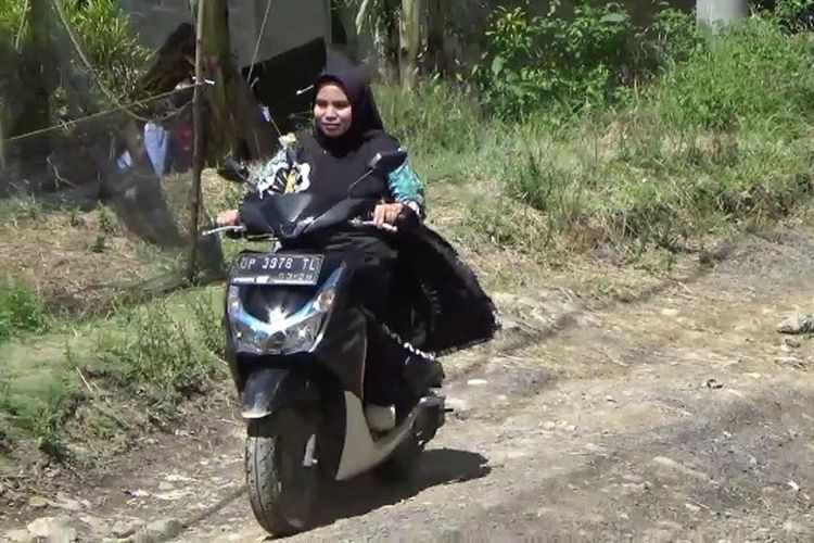 Menembus Jalan Terjal Perbatasan Luwu, Guru Honorer Silfa Kadjengka Cemaskan Nasibnya