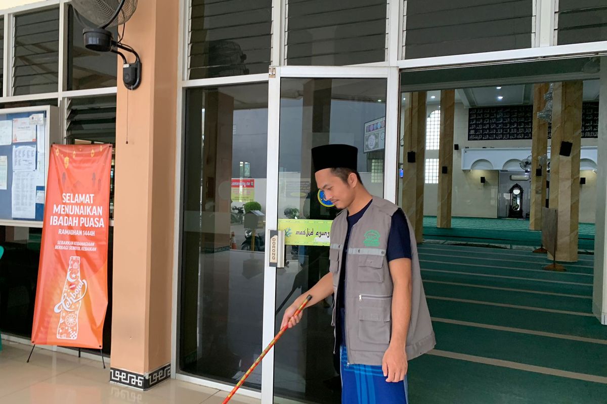 Topik Rahman (26) marbut Masjid Agung Al Mujahidin Serpong, Tangerang Selatan. Topik merupakan lulusan Sarjana Hukum Perdata, dia memutuskan menjadi marbut setelah tiga tahun bekerja sebagai guru honorer di Ciamis, Jawa Barat.