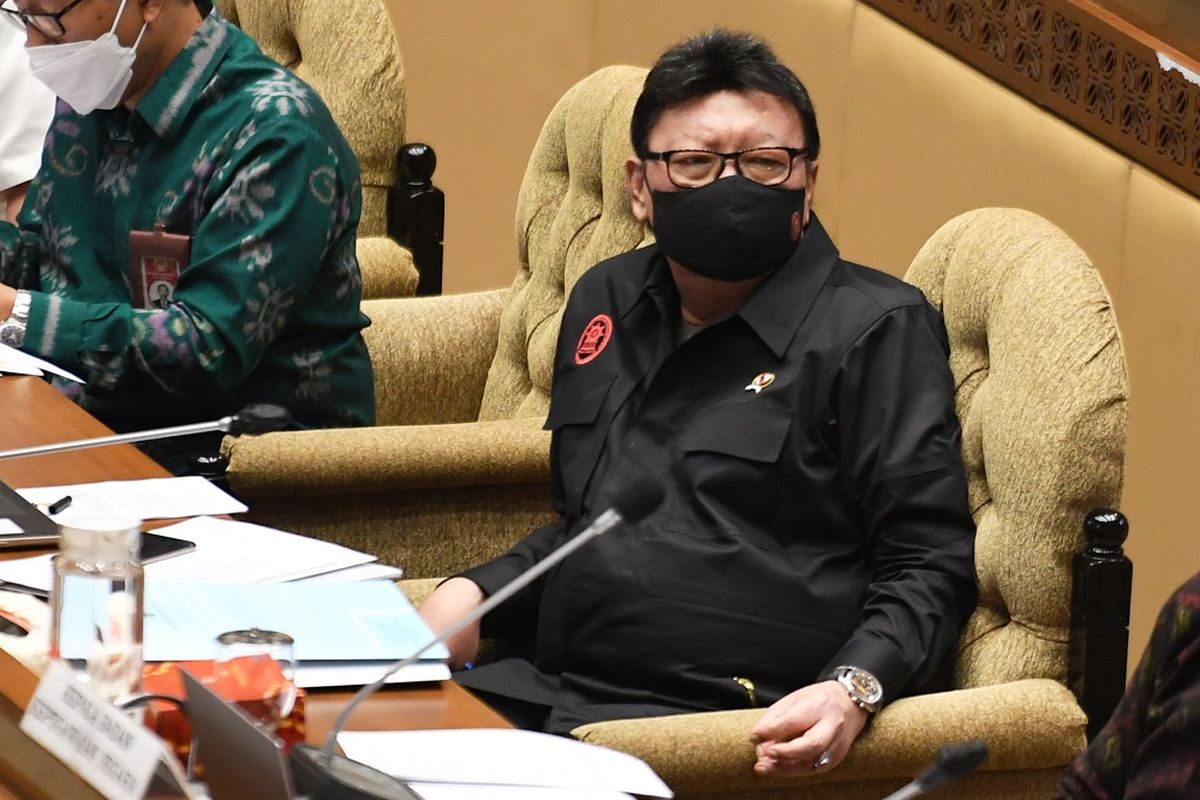 Menteri Pemberdayaan Aparatur Negara dan Reformasi Birokrasi (Menpan RB) Tjahjo Kumolo mengikuti rapat kerja dengan Komisi II DPR di Kompleks Parlemen, Senayan, Jakarta, Selasa (8/6/2021). Raker tersebut membahas evaluasi pelaksanaan anggaran 2021 serta pembicaraan pendahuluan pembahasan RAPBN 2022 dan rencana kerja pemerintah tahun 2022. ANTARA FOTO/Hafidz Mubarak A/wsj.