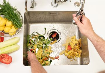 Cara Bersihkan Saluran Air Wastafel Dapur yang Tersumbat