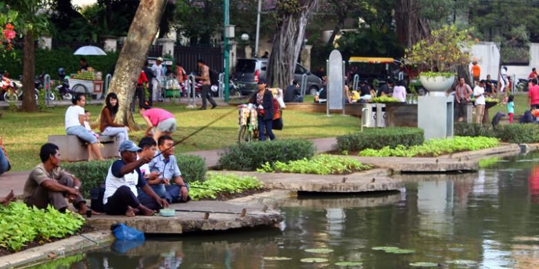 Beberapa orang sedang memancing di Danau Situ Lembang, Menteng, Jakarta.