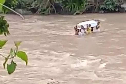 Peti Jenazah Pelajar SMA Dipikul 6 Pemuda Seberangi Sungai, Menginap Semalam karena Banjir