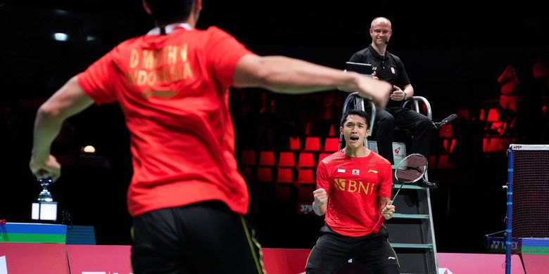 Tunggal putra Indoensia Indonesia Jonatan Christie (kanan) melakukan selebrasi dengan berteriak seraya mengepalkan kedua tangannya setelah mengalahkan tunggal putra China Li Shifeng dalam babak final Piala Thomas, di Aarhus, Denmark, Minggu (17/10/2021). Indonesia berhasil merebut Piala Thomas 2020 setelah berhasll mengalahkan China di babak final dengan skor 3-0.