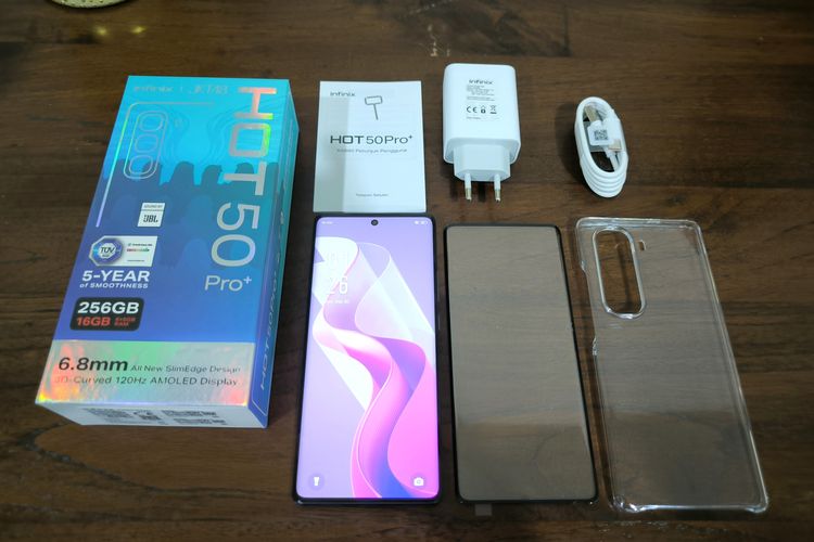 Kotak penjualan Infinix Hot 50 Pro Plus mencakup ponsel Infinix Hot 50 Pro Plus, buku panduan pengguna, SIM card ejector, tempered glass, casing pelindung, kabel USB-C, dan adapter daya 33 Watt.