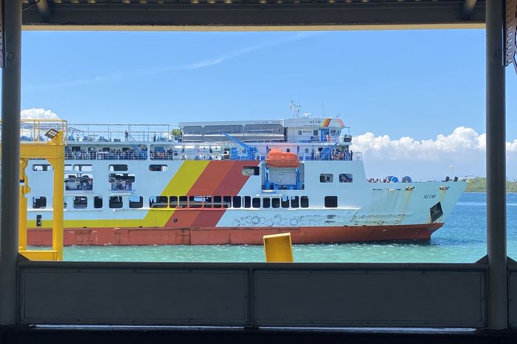 Kapal ferry yang membawa pemudik dari Pelabuhan Merak hendak bersandar di Dermaga 2 Pelabuhan Bakauheni, Minggu (7/4/2024) siang.