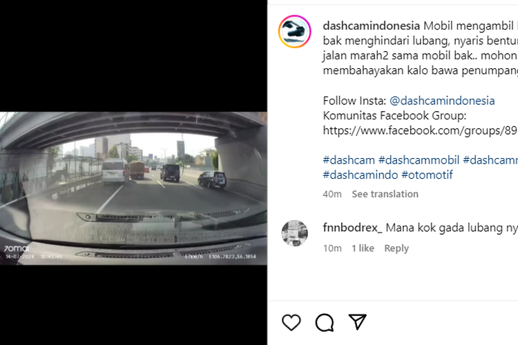 Video mobil travel menyalip dari bahu jalan dan hampir menabrak mobil bak yang mengindari lubang