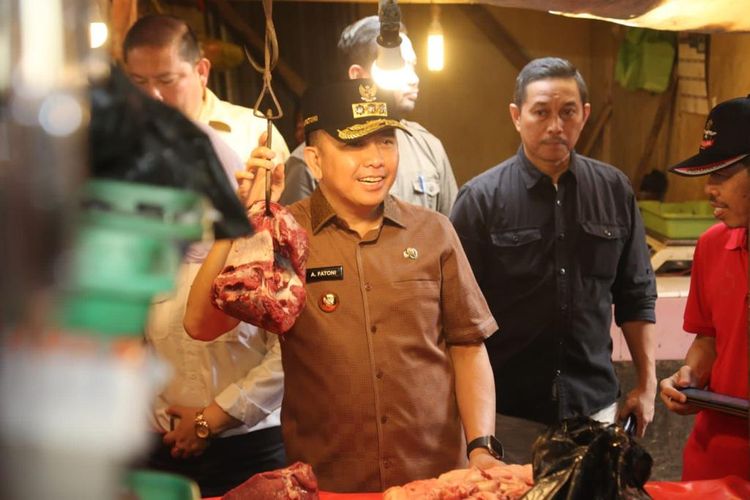Penjabat (Pj) Gubernur Sumatera Selatan (Sumsel) Agus Fatoni mengunjungi Pasar Tradisional Palimo dan Pasar Lemabang, Palembang, Sumatera Selatan pada Minggu (15/10/2023).
