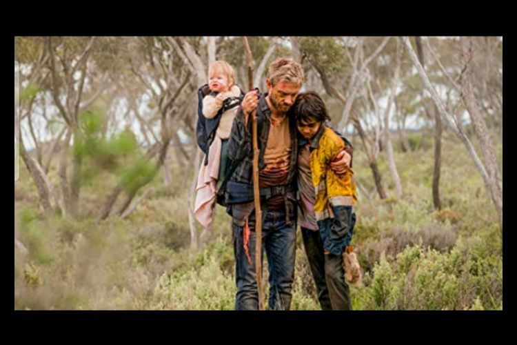 Martin Freeman, Simone Landers dan Marlee Dobbins dalam film Cargo (2017)