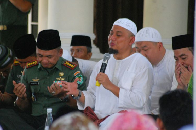 Pimpinan Majelis Az-Zikra Arifin Ilham (berbaju putih, pegang mikrofon), saat memberikan ceramah dan doa bersama di Makorem 061 Bogor, Jawa Barat, Jumat (5/5/2017).