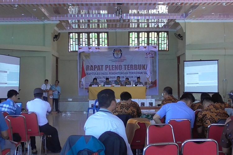 Suasana saat Rapat Pleno Terbuka, Perhitungan Perolehan Suara Pada Pemilihan Umum Tahun 2019, untuk tingkat Kabupaten Nias, yang di gelar di Gedung Saonigeho, oleh KPU Kabupaten Nias, dan menghasilkan Pasangan Calon Presiden dan Wakil Presiden Nomor Urut 01, Jokowi-Maruf Amin memperoleh suara 93,78 % Suara dari Pasangan Nomor Urut 02 yang memperoleh sebesar 6,22 %, suara. 