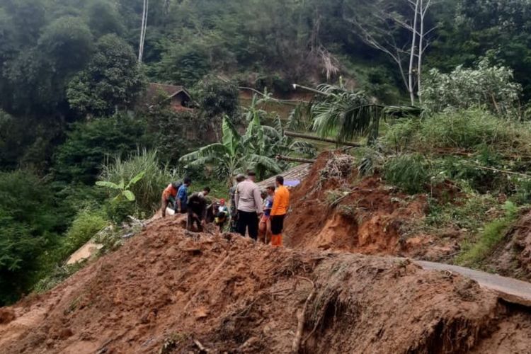 Petugas gabungan mengecek daerah yang terdampak tanah longsor di Kampung Sawah, Desa Cipangramatan, Kecamatan Cikajang, Kabupaten Garut, Jawa Barat, Senin (5/2/2024).  
