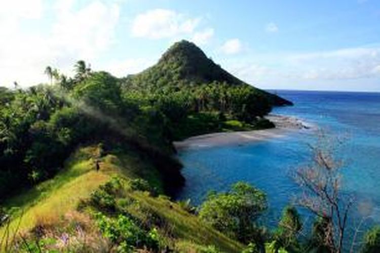 Salah satu sudut pulau Manumpitaeng di Kabupaten Sitaro, Sulawesi Utara dilihat dari punggung bukitnya.