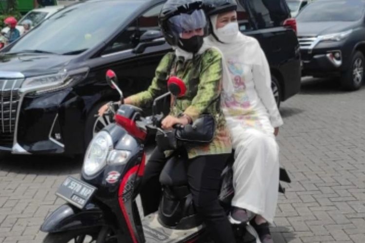 Khofifah menerobos keramaian dengan naik motor di acara peringatan 1 abad NU.