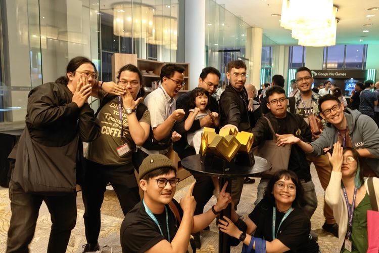 Tim Mojiken Studios memamerkan piala penghargaan ajang Indonesia Game Awards dalam acara Indonesia Game Developer Exchange (IGDX) 2023 yang digelar di The Stones Hotel, Bali, Jumat (13/10/2023).