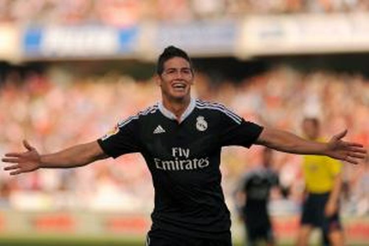 Gelandang Real Madrid, James Rodriguez, seusai mencetak gol ke gawang Granada pada lanjutan Primera Division, Sabtu (1/11/2014). 