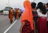 BERITA FOTO: Ritual Thudong, Para Biksu Lanjutkan Jalan Kaki dari Tegal ke Pemalang