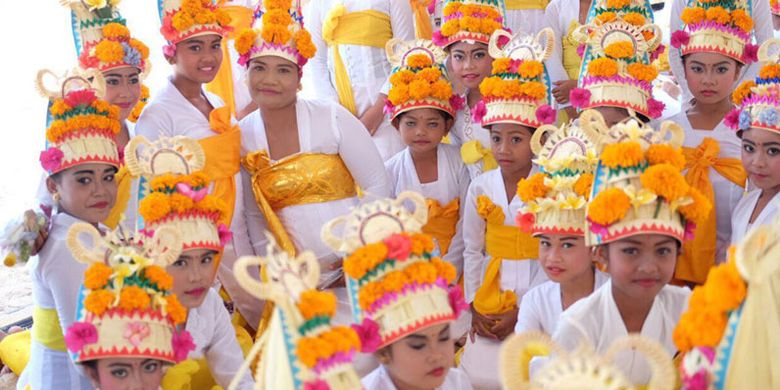 Festival Nusa Penida 2017 digelar di Pantai Mahagiri, Kabupaten Klungkung, Bali, Rabu (6/12/2017). Festival Nusa Penida 2017 menampilkan 1.500 penari.