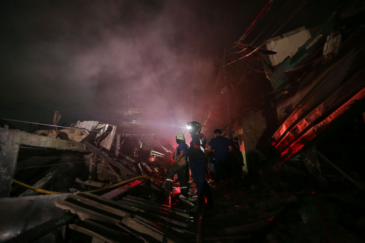 Petugas pemadam kebakaran melakukan pendinginan di pemukiman padat penduduk Kampung Tanah Merah usai kebakaran Depo Pertamina Plumpang, Koja, Jakarta Utara, Sabtu (4/3/2023) dini hari. Kebakaran ini mengakibatkan 17 orang meninggal dunia dan 51 orang luka-luka.