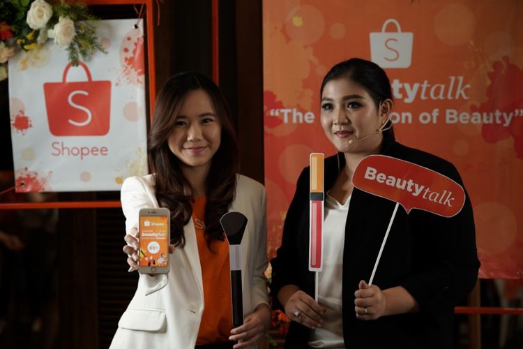 Direktur Shopee Indonesia Christin Djuarto dan Makeup Artist Clerence Victoria (kiri ke kanan) seusai acata Beauty Talk Shopee di Jakarta, Kamis (5/4/2018).